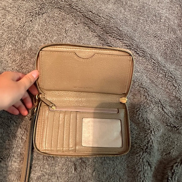 Michael Kors wallet/ cluch - Picture 2 of 2